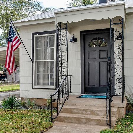 Southern Charm - Near Main With Hot Tub Fredericksburg Dış mekan fotoğraf