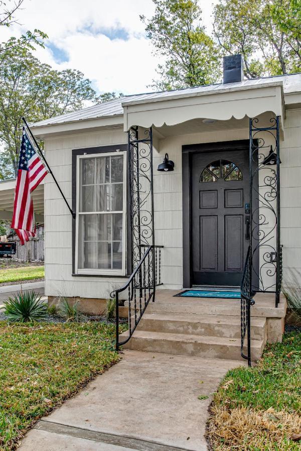 Southern Charm - Near Main With Hot Tub Fredericksburg Dış mekan fotoğraf